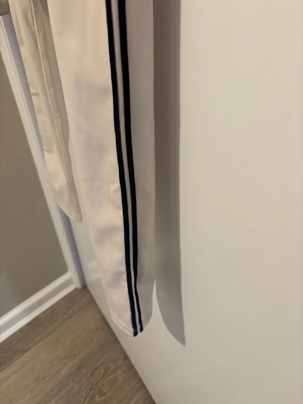 NWT Wild Fable butter bliss Cream Leggings w/ double Black Side Stripe